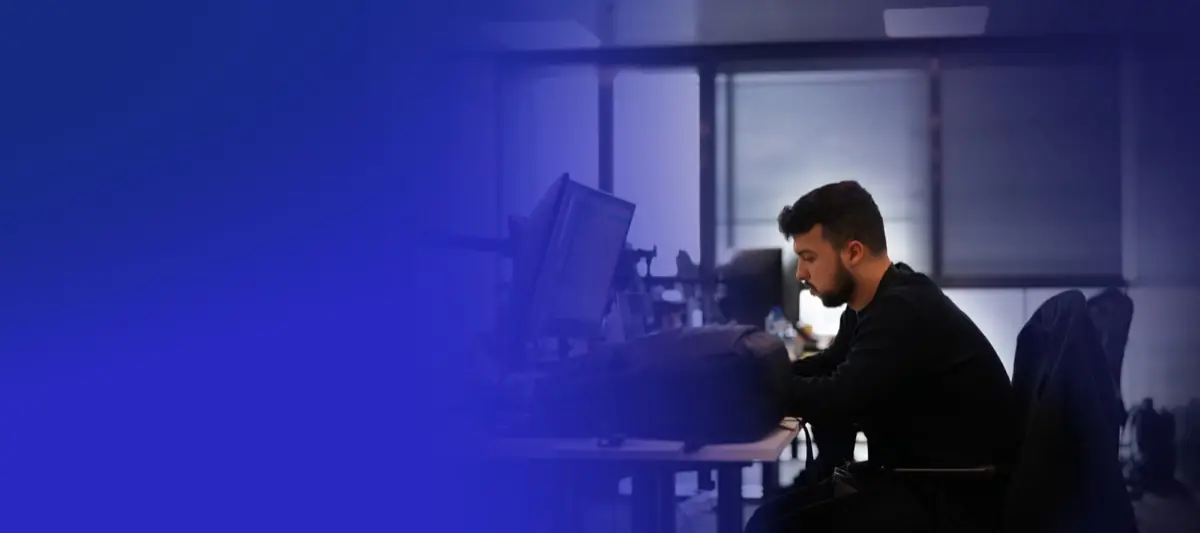 Equipo de Tyron trabajando en estrategia digital en oficina moderna